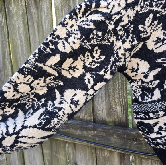 NEW Listicle Vintage Flower Crewneck Sweater - Picture 5 of 7